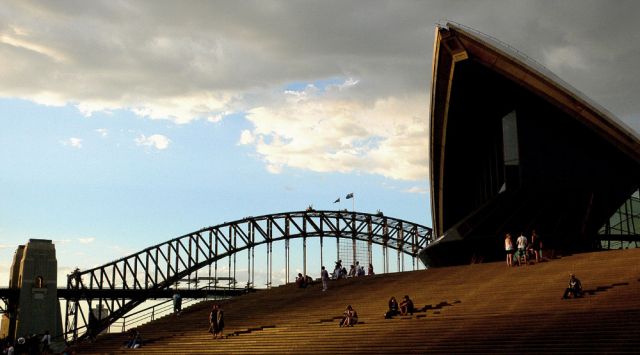 Die Eingangstreppe des Sydney Opera House und die Harbour Bridge, the Old Coathanger