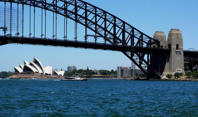  Die Sicht vom Milsons Point auf das Sydney Opera House unter der Harbour Bridge durch