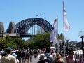 Die Promenade des Circular Quay am First Fleet Park vor Sydneys  Harbour Bridge, the Old Coathanger