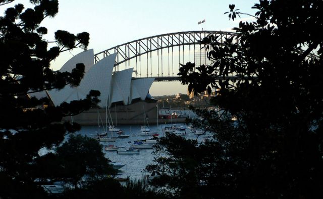 Die Harbour Bridge, the Old Coathanger, in Sydney - Blick vom Royal Botanic Garden
