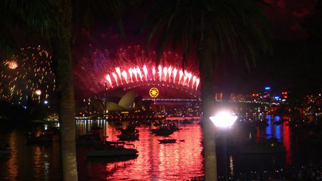 Sylvester-Feuerwerk über dem Sydney Opera House und der Harbour Bridge von Sydney - Blick vom Royal Botanic Garden