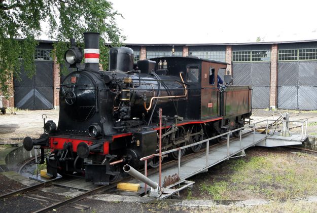 Museumsbanen Maribo-Bandholm - die Schlepptender-Lokomotive No. 19 von Henschel, Baujahr 1920 auf der Drehscheibe vor der Maribo Remise