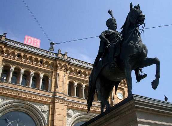 Der Hauptbahnhof Hannover mit dem Reiterstandbild von König Ernst August, dem beliebten Treff- und Verabredungspunkt 'unter dem Schwanz' Der Hauptbahnhof Hannover mit dem Reiterstandbild von König Ernst August, dem beliebten Treff- und Verabredungspunkt 'unter dem Schwanz'