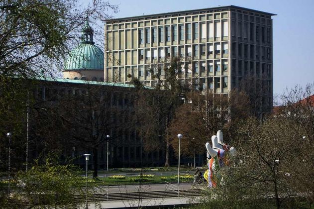 Landeshauptstadt Hannover - das Leibnitz-Ufer mit den berühmten 'Nanas' der französischen Künstlerin Niki de Saint Phalle Landeshauptstadt Hannover - das Leibnitz-Ufer mit den berühmten 'Nanas' der französischen Künstlerin Niki de Saint Phalle