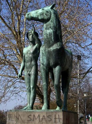 Landeshauptstadt Hannover - der Rösselenker' am Hohen Ufer, die Bronzeplastik 'Mann mit Pferd' erinnert an den historischen Marstall Landeshauptstadt Hannover - der Rösselenker' am Hohen Ufer, die Bronzeplastik 'Mann mit Pferd' erinnert an den historischen Marstall