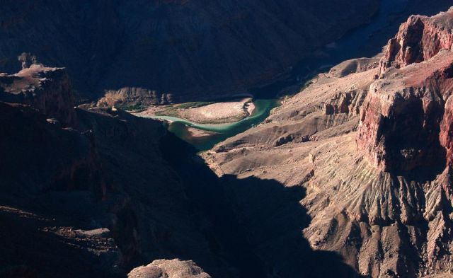 Der schattige Grund der Schlucht des Colorado Rivers aus der Luft - Grand Canyon National Park, Arizona Der schattige Grund der Schlucht des Colorado Rivers aus der Luft - Grand Canyon National Park, Arizona