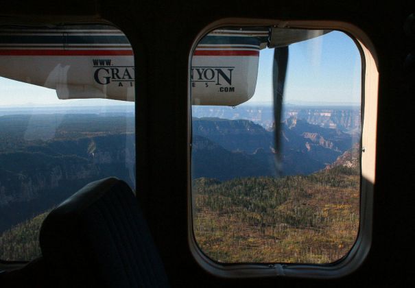 Der Blick aus den Panorama-Fenstern der Twin Otter DHC-6-300 'Vistaliner' auf den Grand Canyon in Arizona Der Blick aus den Panorama-Fenstern der Twin Otter DHC-6-300 'Vistaliner' auf den Grand Canyon in Arizona
