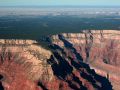 Die Felskante des Grand Canyon South Rim und der Kaibab National Forest aus der Luft - Arizona