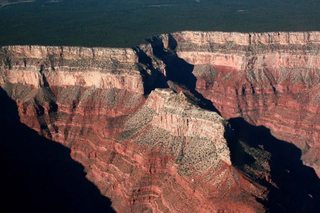 Die Felskante des Grand Canyon South Rim und der Kaibab National Forest aus der Luft - Coconino County, Arizona