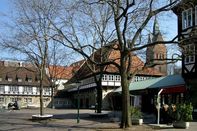 Die Altstadt der Landeshauptstadt Hannover - der Ballhofplatz mit dem in den Jahren 1649 bis 1664 errichteten Ballhof, Spielstätte des Niedersächsischen Staatstheaters Hannover Die Altstadt der Landeshauptstadt Hannover - der Ballhofplatz mit dem in den Jahren 1649 bis 1664 errichteten Ballhof, Spielstätte des Niedersächsischen Staatstheaters Hannover