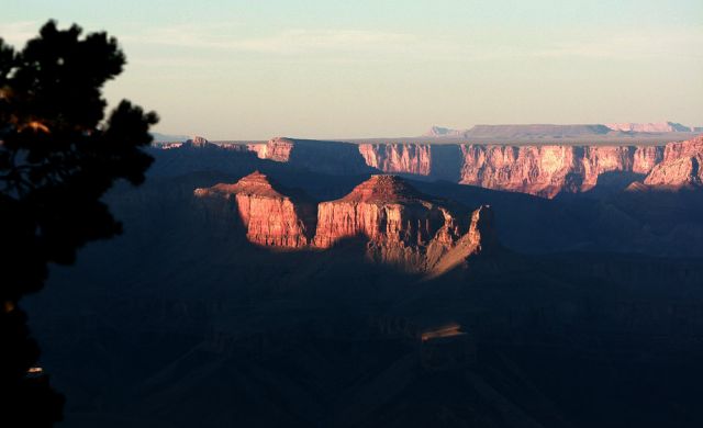 Grand Canyon South Rim Trail zwischen YavapaI Point und Mather Point zum Sonnenuntergang Grand Canyon South Rim Trail zwischen YavapaI Point und Mather Point zum Sonnenuntergang