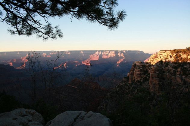 Grand Canyon South Rim Trail zwischen YavapaI Point und Mather Point zum Sonnenuntergang Grand Canyon South Rim Trail zwischen YavapaI Point und Mather Point zum Sonnenuntergang