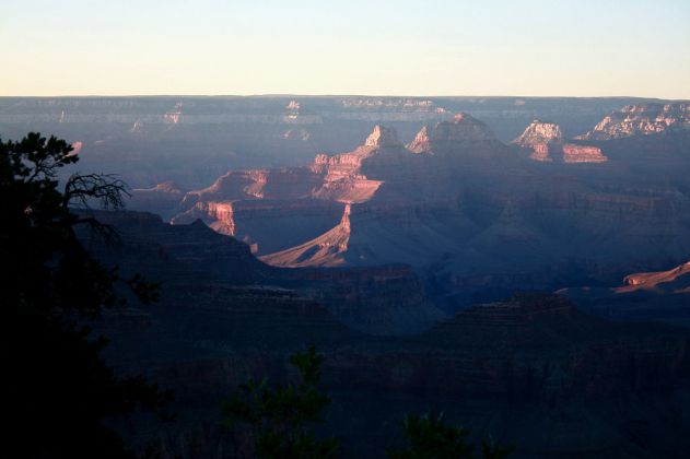 Grand Canyon South Rim Trail zwischen YavapaI Point und Mather Point zum Sonnenuntergang Grand Canyon South Rim Trail zwischen YavapaI Point und Mather Point zum Sonnenuntergang