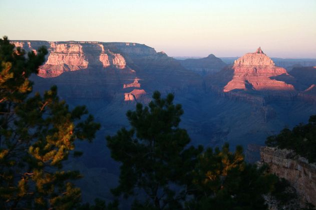 Grand Canyon South Rim Trail zwischen YavapaI Point und Mather Point zum Sonnenuntergang Grand Canyon South Rim Trail zwischen YavapaI Point und Mather Point zum Sonnenuntergang