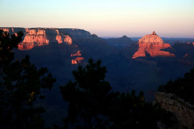Grand Canyon South Rim Trail zwischen YavapaI Point und Mather Point zum Sonnenuntergang