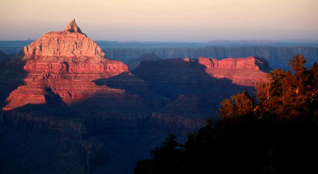 Grand Canyon South Rim Trail zwischen YavapaI Point und Mather Point zum Sonnenuntergang Grand Canyon South Rim Trail zwischen YavapaI Point und Mather Point zum Sonnenuntergang