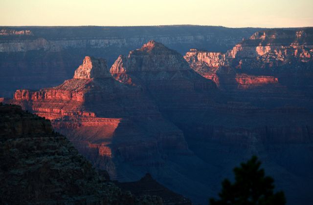 Blue Hour - Grand Canyon South Rim Trail zwischen YavapaI Point und Mather Point zum Sonnenuntergang Blue Hour - Grand Canyon South Rim Trail zwischen YavapaI Point und Mather Point zum Sonnenuntergang