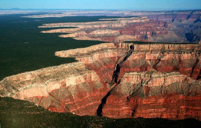 Die Felskante des Grand Canyon South Rim und der Kaibab National Forest aus der Luft - Coconino County, Arizona Die Felskante des Grand Canyon South Rim und der Kaibab National Forest aus der Luft - Coconino County, Arizona
