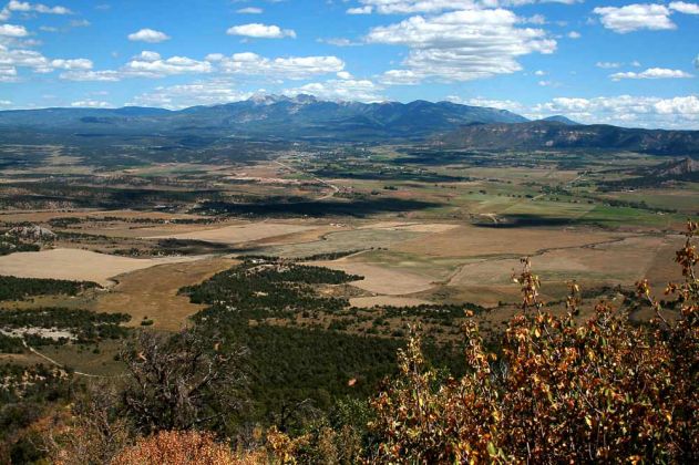 Mancos Valley Overlook, Mesa Verde National Park - in der Ferne die San Juan Mountains Mancos Valley Overlook, Mesa Verde National Park - in der Ferne die San Juan Mountains