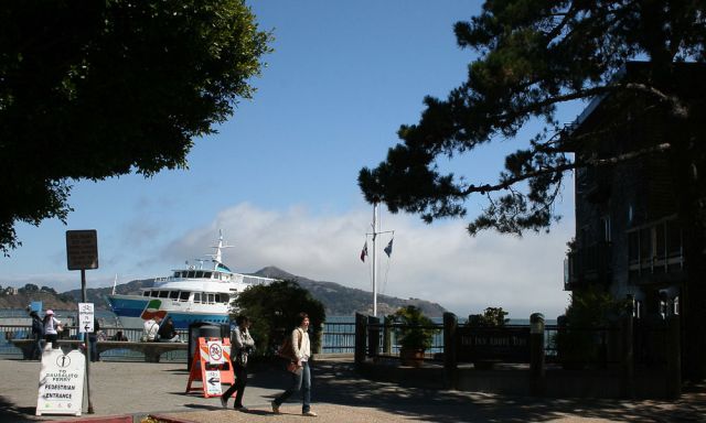 Sausalito Ferry Landing mit San Francisco Fähre, Sausalito - San Francisco Bay, Kalifornien Sausalito Ferry Landing mit San Francisco Fähre, Sausalito - San Francisco Bay, Kalifornien