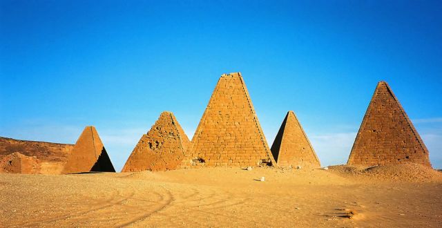 Die Pyramiden des Jebel Barkal nahe des IV. Nil-Kataraktes bei Karima im Sudan