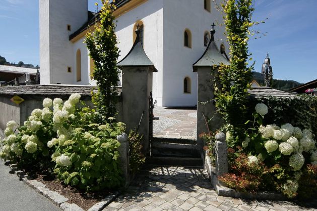Der Kirchplatz in Ellmau in Tirol mit dem Eingang zur Pfarrkirche zum Hl. Michael