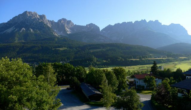 Das Kaisergebirge in Tirol - der Wilde Kaiser im frühen Morgenlicht von Ellmau aus gesehen