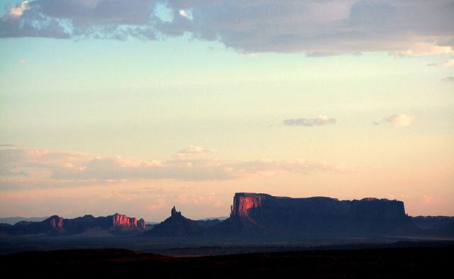 Der Monument Valley Navajo Tribal Park im frühen Morgenlicht Der Monument Valley Navajo Tribal Park im frühen Morgenlicht