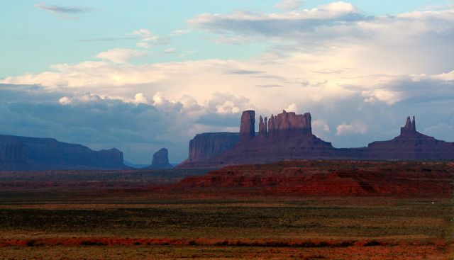 Stagecoach Butte und King on his throne - Monument Valley Navajo Tribal Park, Utah Stagecoach Butte und King on his throne - Monument Valley Navajo Tribal Park, Utah