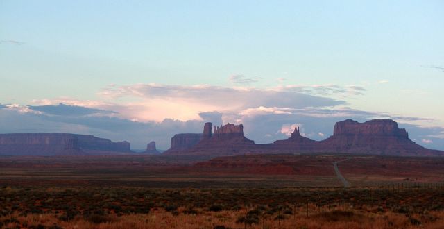 Stagecoach Butte, King on his throne und Brighams Tomb - Monument Valley Navajo Tribal Park, Utah Stagecoach Butte, King on his throne und Brighams Tomb - Monument Valley Navajo Tribal Park, Utah