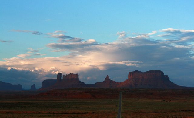Stagecoach Butte, King on his throne und Brighams Tomb - Monument Valley Navajo Tribal Park, Utah Stagecoach Butte, King on his throne und Brighams Tomb - Monument Valley Navajo Tribal Park, Utah
