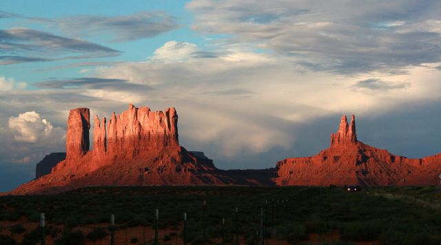 Stagecoach Butte und King on his throne - Monument Valley Navajo Tribal Park, Utah Stagecoach Butte und King on his throne - Monument Valley Navajo Tribal Park, Utah
