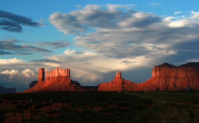 Stagecoach Butte, King on his throne und Brighams Tomb - Monument Valley Navajo Tribal Park, Utah Stagecoach Butte, King on his throne und Brighams Tomb - Monument Valley Navajo Tribal Park, Utah