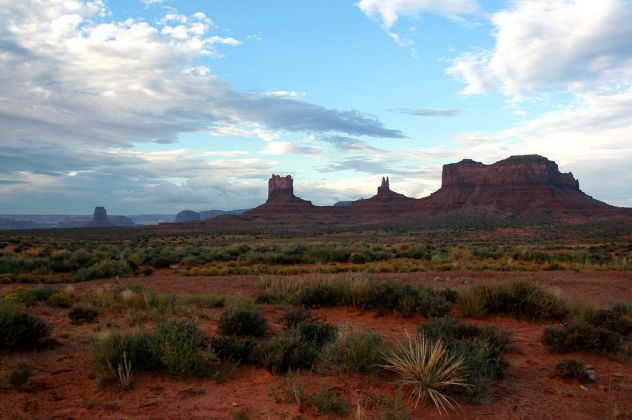 Stagecoach Butte, King on his throne und Brighams Tomb - Monument Valley Navajo Tribal Park, Utah Stagecoach Butte, King on his throne und Brighams Tomb - Monument Valley Navajo Tribal Park, Utah