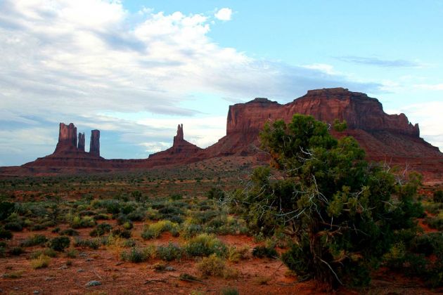 Stagecoach Butte, King on his throne und Brighams Tomb - Monument Valley Navajo Tribal Park, Utah Stagecoach Butte, King on his throne und Brighams Tomb - Monument Valley Navajo Tribal Park, Utah