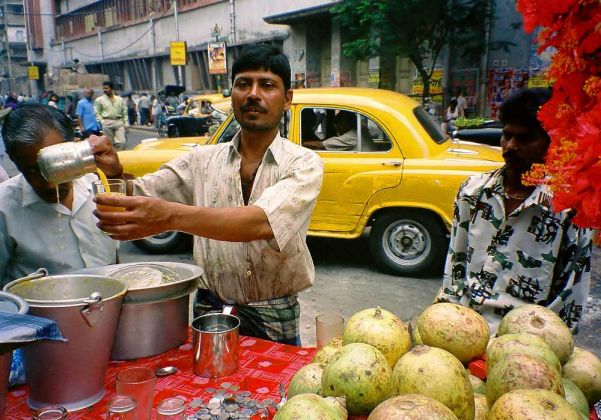 Kalkutta, Kolkata - Strassenverkauf von Fruchtsaft am Metro Gali Market