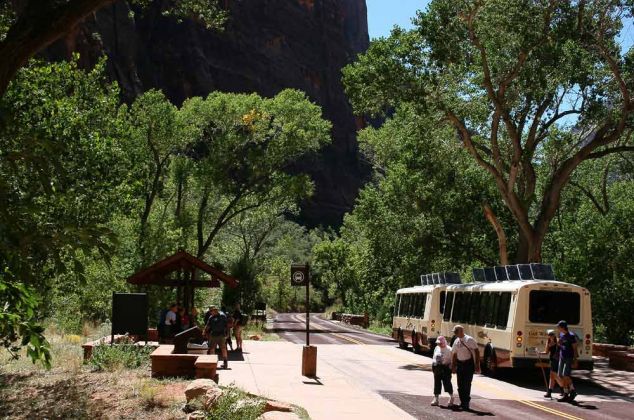 Haltestelle des Park Shuttles - Zion National Park, Utah Haltestelle des Park Shuttles - Zion National Park, Utah