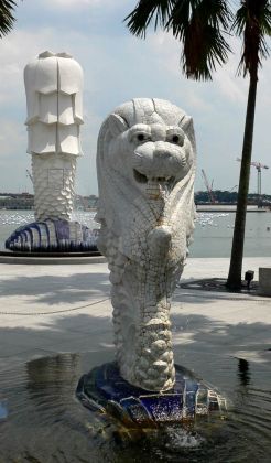 Der Merlion - ein Kunstwesen aus Fisch und Löwe - das Wahrzeichen der Stadt Singapur, an der Marina Bay vor dem Fullerton Hotel,.