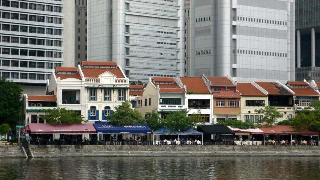 Chinese Shophouses und Wolkenkratzer am Boat Quay des Singapore River