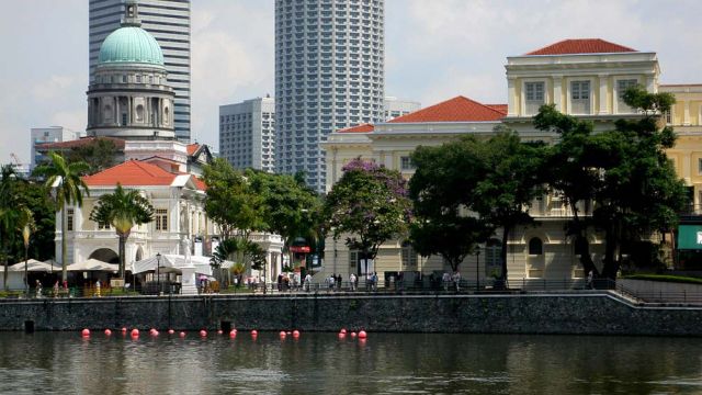 The Arts House und das Asian Civilisations Museum am Singapore River - vor dem Hotelturm des Westin Stamford