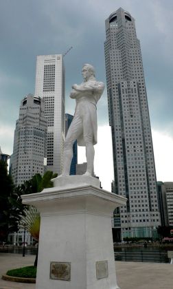 Singapur - die Statue von Sir Thomas Stamford Bingley Raffles, dem Gründer des modernen Singapur