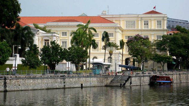 Der North Boat Quay des Singapore River vor dem Asian Civilisations Museum im Kolonialviertel
