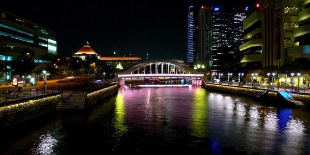 Singapur, die Waterfront & Quays bei Nacht - die Elgin Bridge über den Singapore River