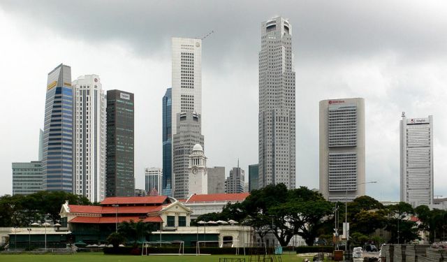 Singapur - Singapore Padang und Singapore Cricket Club vor der Hochhaus-Kulisse