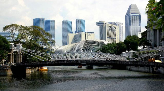 Die historische Cavenagh Bridge über den Singapore River vor der Esplanade Concert Hall