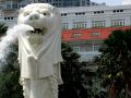 Der Merlion - ein Kunstwesen aus Fisch und Löwe - das Wahrzeichen der Stadt Singapur, an der Marina Bay vor dem Fullerton Hotel