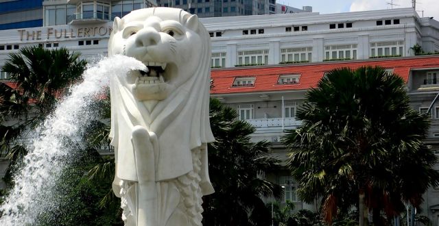 Der Merlion - ein Kunstwesen aus Fisch und Löwe - das Wahrzeichen der Stadt Singapur, an der Marina Bay vor dem Fullerton Hotel