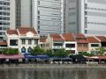 Singapur - Chinese Shophouses und Wolkenkratzer am Boat Quay des Singapore River
