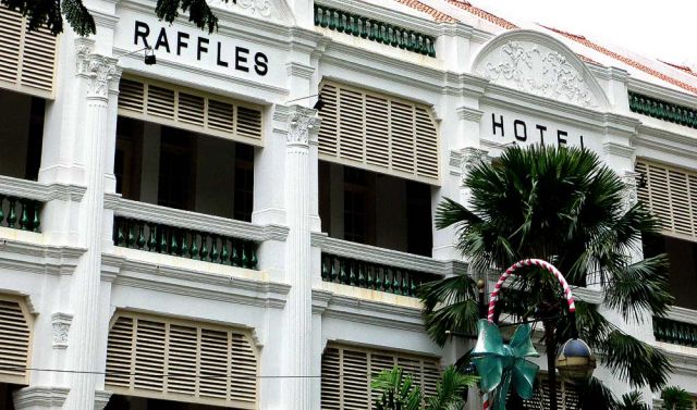 Singapur - das Raffles Hotel, die historische Fassade im britischen Kolonial-Stil