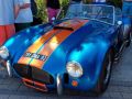 Ein farbenfroh lackierter AC Shelby Cobra auf der Quiberon Auto Passion 2025 – Bretagne, Frankreic